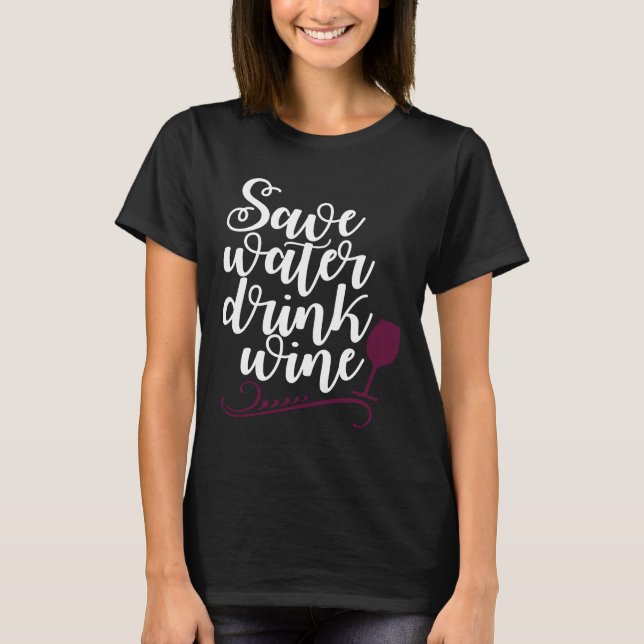 Camiseta Economize água Bebendo Bebê de Vinho (Frente)