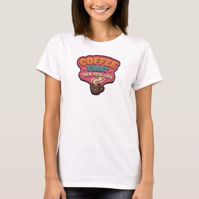 Camiseta Edgy CAFÉ PRIMEIRO ENTÃO VIDA REAL Design Visual (Frente)