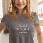 Camiseta Edição limitada aniversário de 40 anos Vintage de<br><div class="desc">A camiseta da Edição Limitada de aniversário de 40 anos de Vintage de Ano Personalizado é a maneira perfeita de celebrar um aniversário de marco no estilo. Esta T-shirt de edição limitada apresenta um design de guião clássico e eterno de vintage, com um ano ousado e proeminente da sua escolha,...</div>