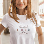 Camiseta Edição limitada aniversário de 40 anos Vintage de<br><div class="desc">A camiseta da Edição Limitada de aniversário de 40 anos de Vintage de Ano Personalizado é a maneira perfeita de celebrar um aniversário de marco no estilo. Esta T-shirt de edição limitada apresenta um design de guião clássico e eterno de vintage, com um ano ousado e proeminente da sua escolha,...</div>