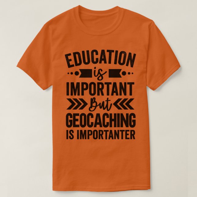 Camiseta Education Is Important But Geocaching Is Important (Frente do Design)