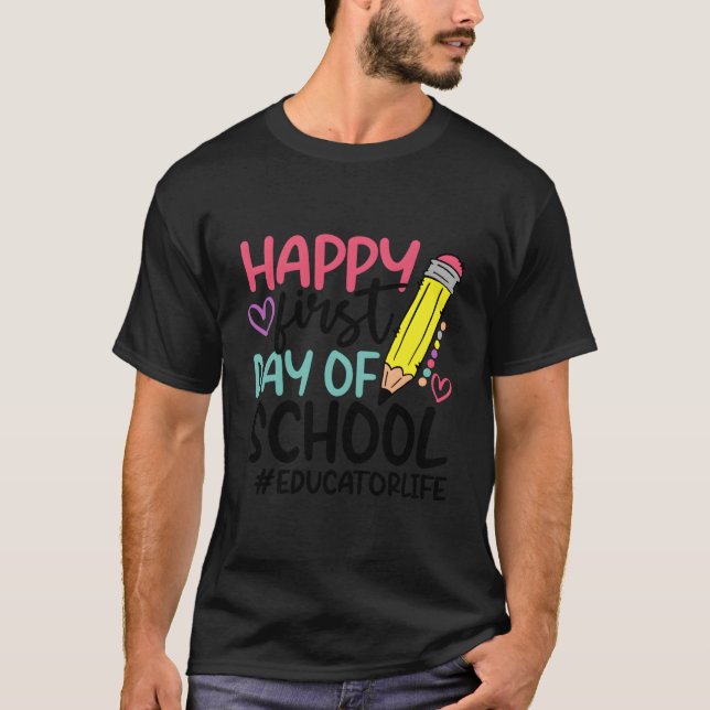 Camiseta Educator Innovator Happy First Day Of School (Frente)