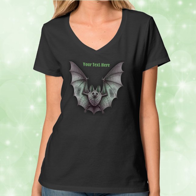 Camiseta Eerie Flying Cinza Bat Glossudo (Eerie spooky Halloween grey glowing green flying bat on woman's tee shirt.)