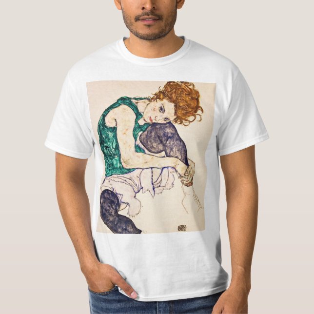 Camiseta Egon Schiele - mulher assentada com os pés (Frente)