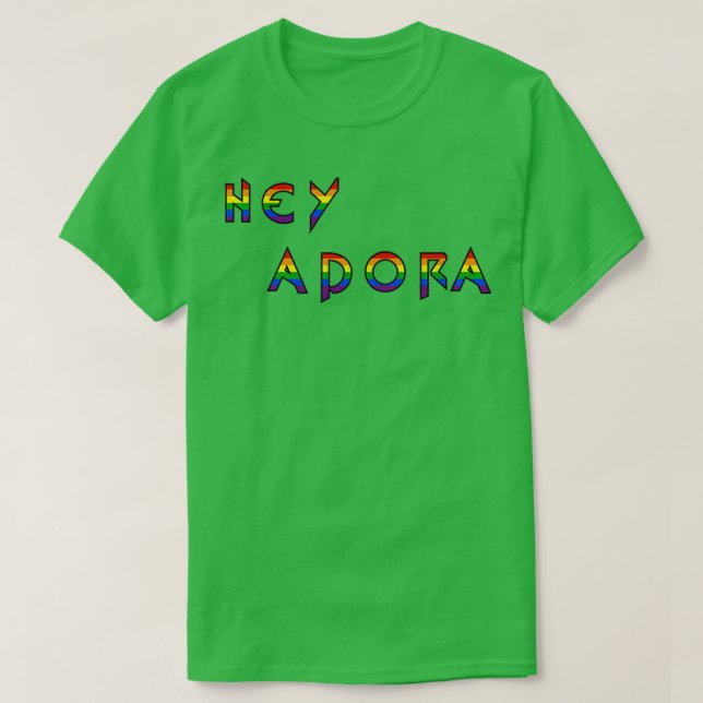 Camiseta Ei, Adora Ela Era Orgulho LGBT (Frente do Design)