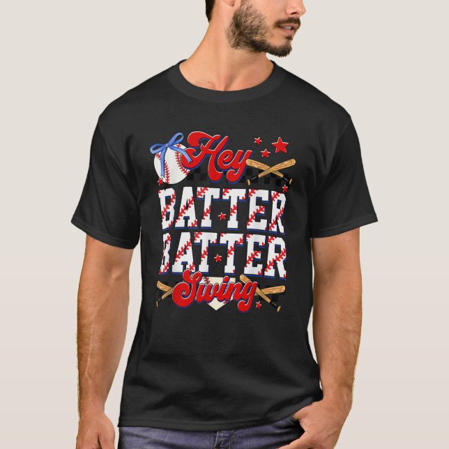 Camiseta Ei Batter Swing Baseball Coquette Arco Mãe Irmã (Frente)