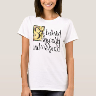 CAMISETA ELA ACREDITAVA QUE PODERIA E ASSIM FEZ T-SHIRT