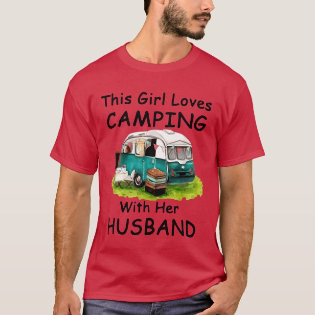 CAMISETA ELA ADORA ACAMPAR COM O MARIDO (Frente)