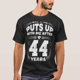 Camiseta Ela Ainda Me Encontra Engraçada 44 Casamento Anniv