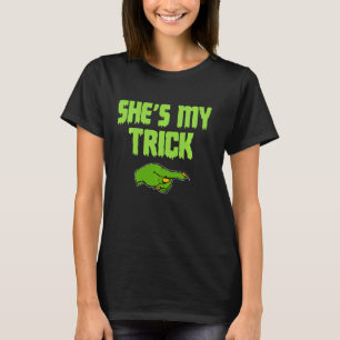 Camiseta Ela É A Minha Dia de as Bruxas engraçado Com Casai