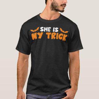 Camiseta Ela é a minha trapaça do dia das bruxas.