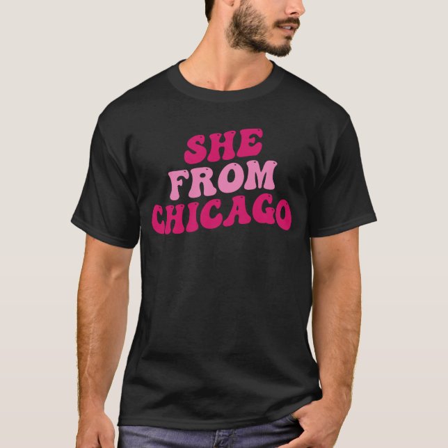 Camiseta Ela É De Garotas De Chicago Roupa Groovy Women (Frente)