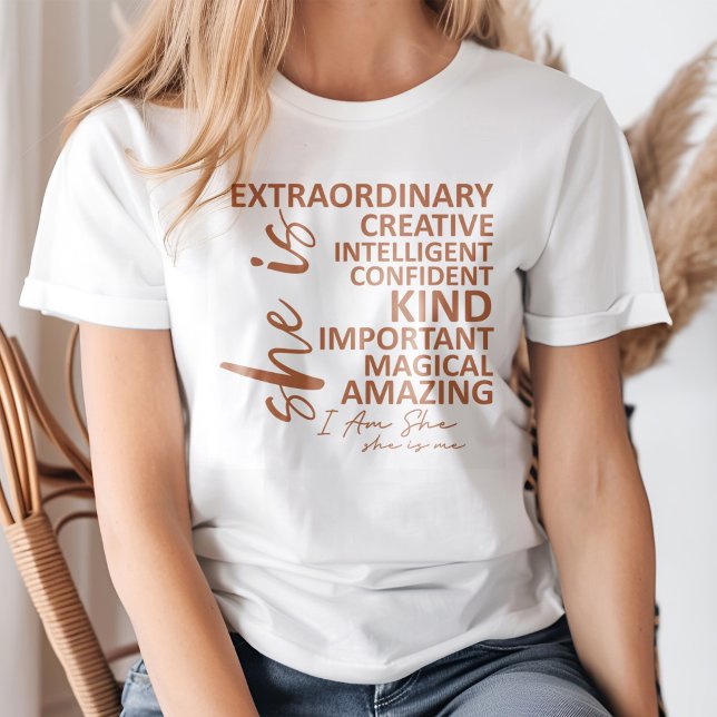 Camiseta "Ela é eu" Mocha Mousse afirmando tipografia (Young blond woman wearing a "She is Me" Mocha Mousse Affirmation Typography T-Shirt.)