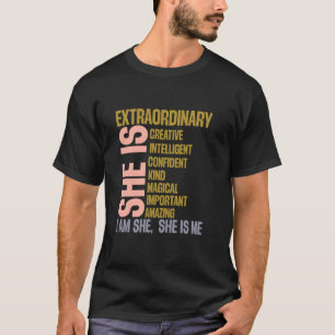 Camiseta Ela É Extraordinária Criativa Inteligente Confiant