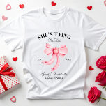 Camiseta Ela é Festa de solteira de cochete de Casando<br><div class="desc">Ela é Casando Festa de solteira de coquete T-Shirt</div>