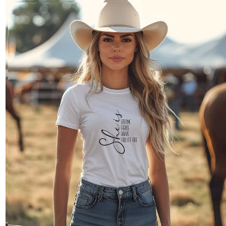 Camiseta Ela é forte guião tipografia de presente na camise