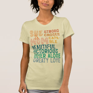 Camiseta Ela É Mãe Tipografia Retro Inspiradora Dia das Mãe