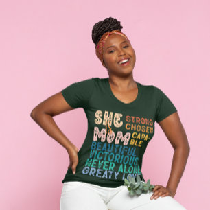 Camiseta Ela É Mãe Tipografia Retro Inspiradora Dia das Mãe