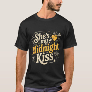 Camiseta Ela É Meu Beijo Da Meia-Noite Dizendo Casal Românt