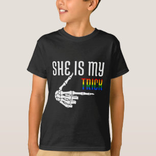 Camiseta Ela É Meu Esqueleto de Truque Casal Correspondente