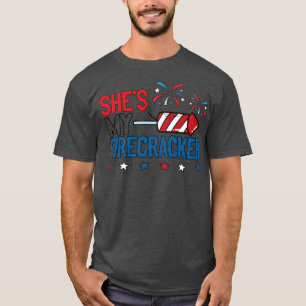 Camiseta Ela É Minha Bombinha 4 de Julho Casais Combinados