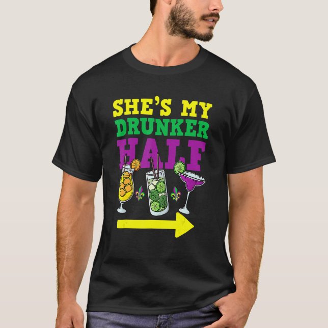 Camiseta Ela é minha Drunker metade do Casal de Mardi Gras  (Frente)
