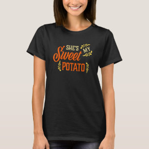 Camiseta Ela é Minha Família de Casais de Batata Doce de Aç