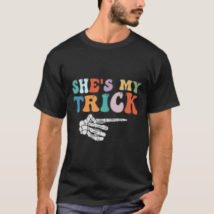 Camiseta Ela é Minha Mão de Esqueleto de Truque Casais de H