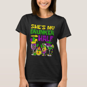Camiseta Ela é Minha Metade Mais Bêbada Festa de Mardi Gras