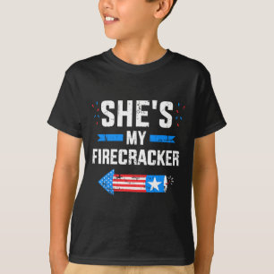 Camiseta Ela é minha parceira de fósforos de Firecracker pa