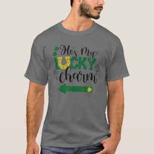 Camiseta Ela é o meu charme de sorte. Ele é o meu amigo d