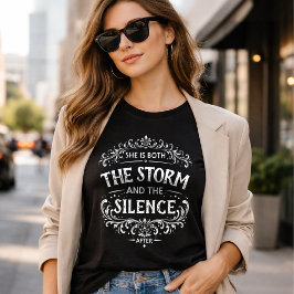 Camiseta Ela É Tanto A Tempestade quanto O Silêncio Vintage