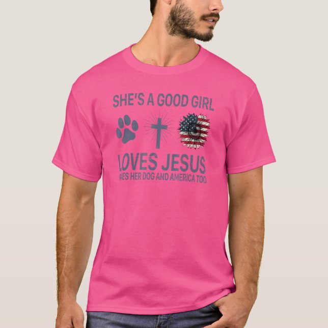 Camiseta Ela é uma boa garota ama Jesus ama seu cachorro e  (Frente)