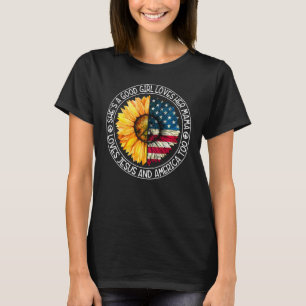 Camiseta Ela É Uma Boa Garota Que Ama A Mãe Jesus E A Améri