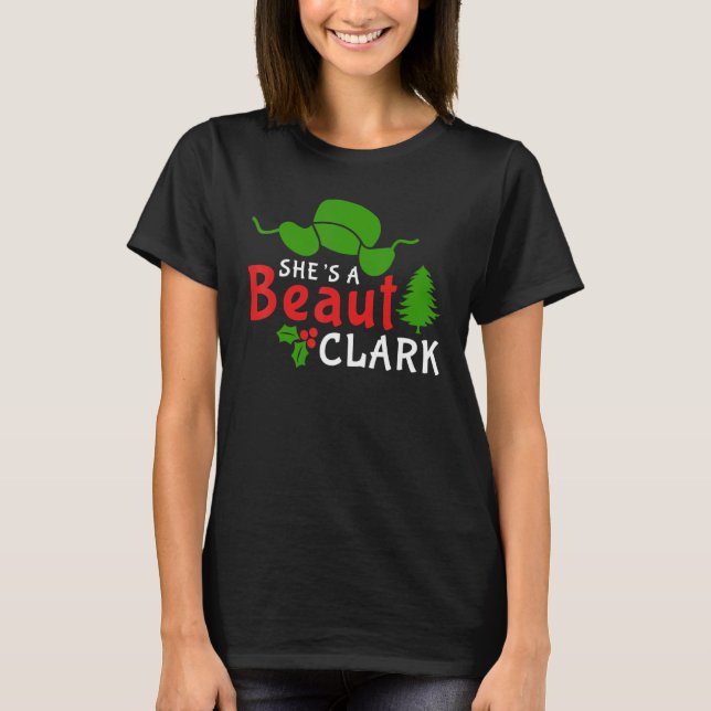 Camiseta Ela É Uma Linda Família Feliz De Natal Clark Feia (Frente)