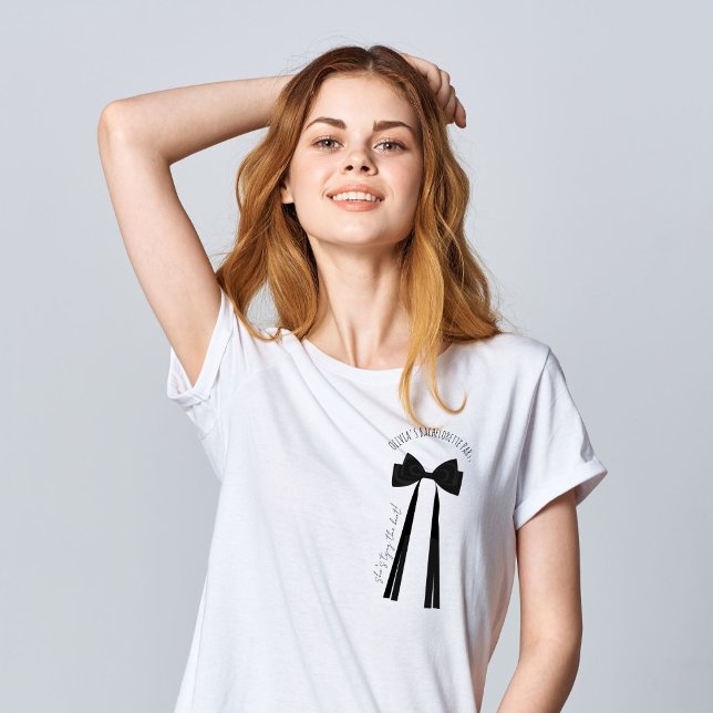 Camiseta Ela está amarrando o laço de gravata borboleta pre (Criador carregado)