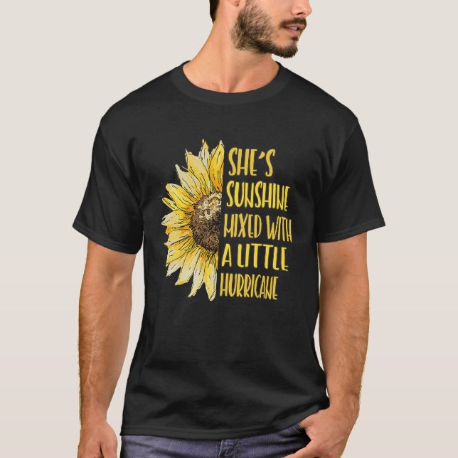 Camiseta Ela está brilhando com um pequeno furacão Sunfl (Frente)