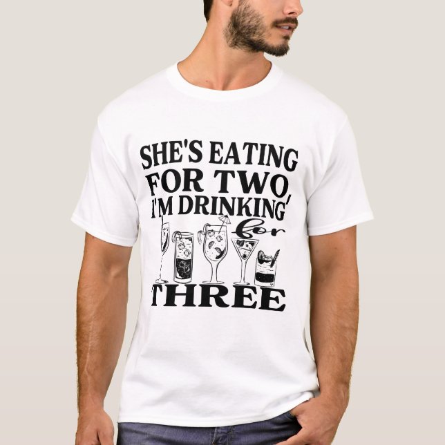 Camiseta Ela está comendo por dois, eu estou Bebendo por tr (Frente)