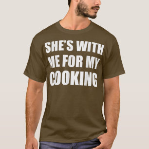 Camiseta Ela está comigo para o meu Namorando de Cozinhar