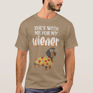 Camiseta Ela está comigo pelo meu cachorro Funny Dachshund