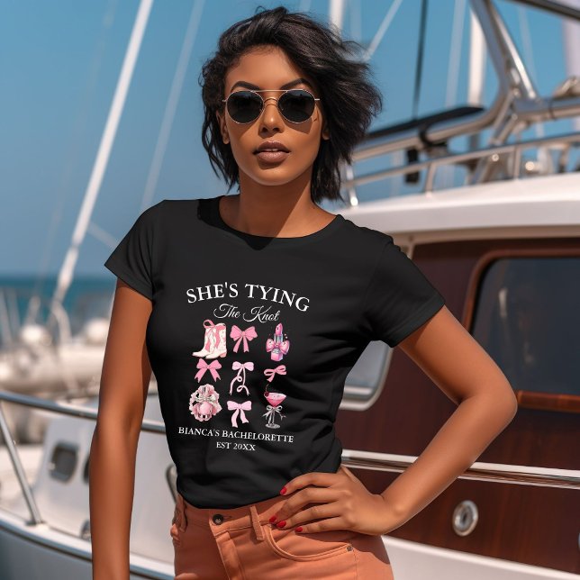 Camiseta Ela está dando o nó laço rosa Despedida de solteir (Criador carregado)
