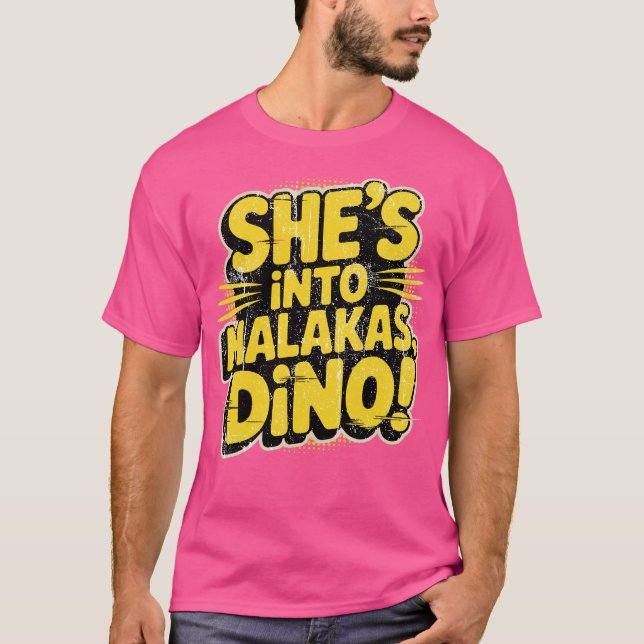 Camiseta Ela está em Malakas, Dino! (Frente)