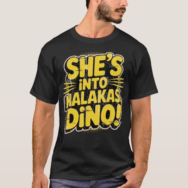 Camiseta Ela está em Malakas, Dino! (Frente)