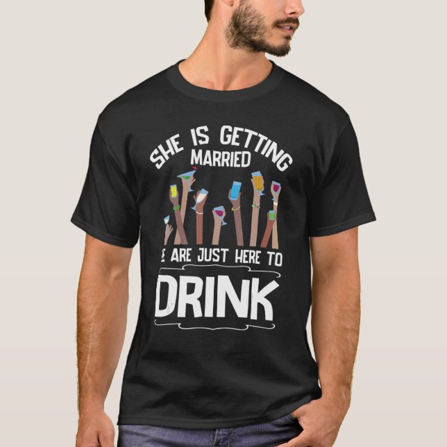 Camiseta Ela Está Se Casando Estamos Aqui Para Beber B (Frente)
