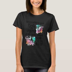 Camiseta Ela Está Vestida Com Botas De Lama E Leggings No C