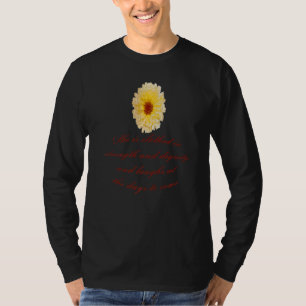 Camiseta Ela Está Vestida Com Força E Dignidade Provérbios