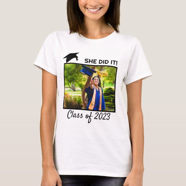 Camiseta Ela fez a turma de graduação de fotos de 2023 (Frente)