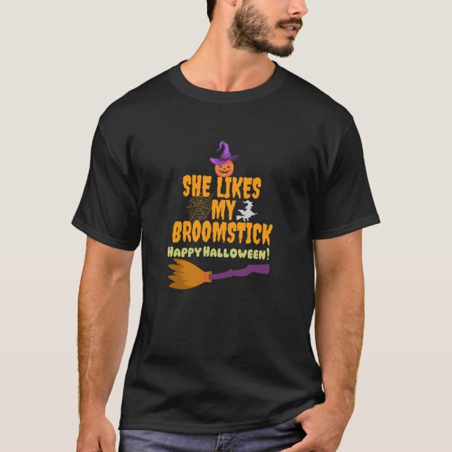 Camiseta Ela Gosta Do Meu Feliz Halloween De Broomstick (Frente)