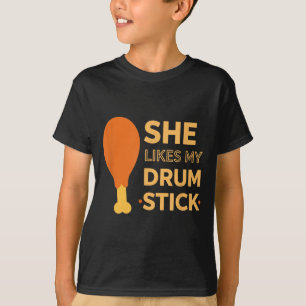 Camiseta Ela Gosta do Meu Pau de Bateria Casal Engraçado Co