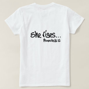 Camiseta Ela Levanta Mulheres Cristãs Citando Proverbs 31